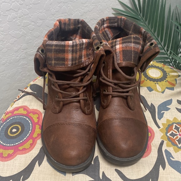 Arizona Jean Co plaid booties. - Picture 2 of 6